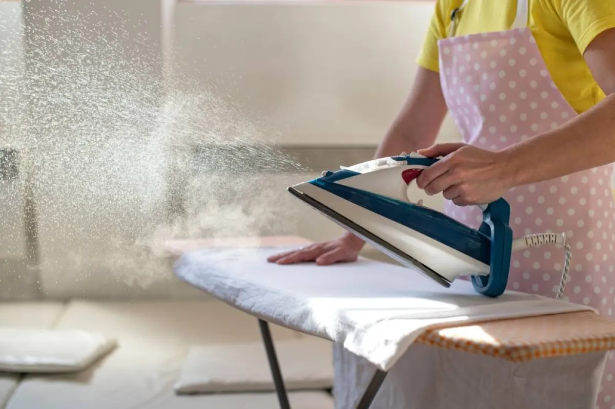 تنظيف قاعدة المكواة  