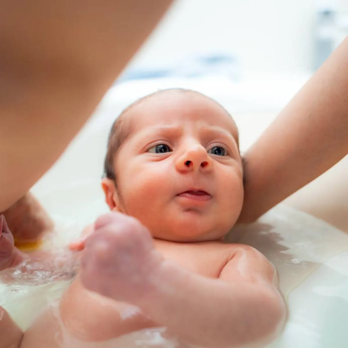 صورة لطفل يتحمم