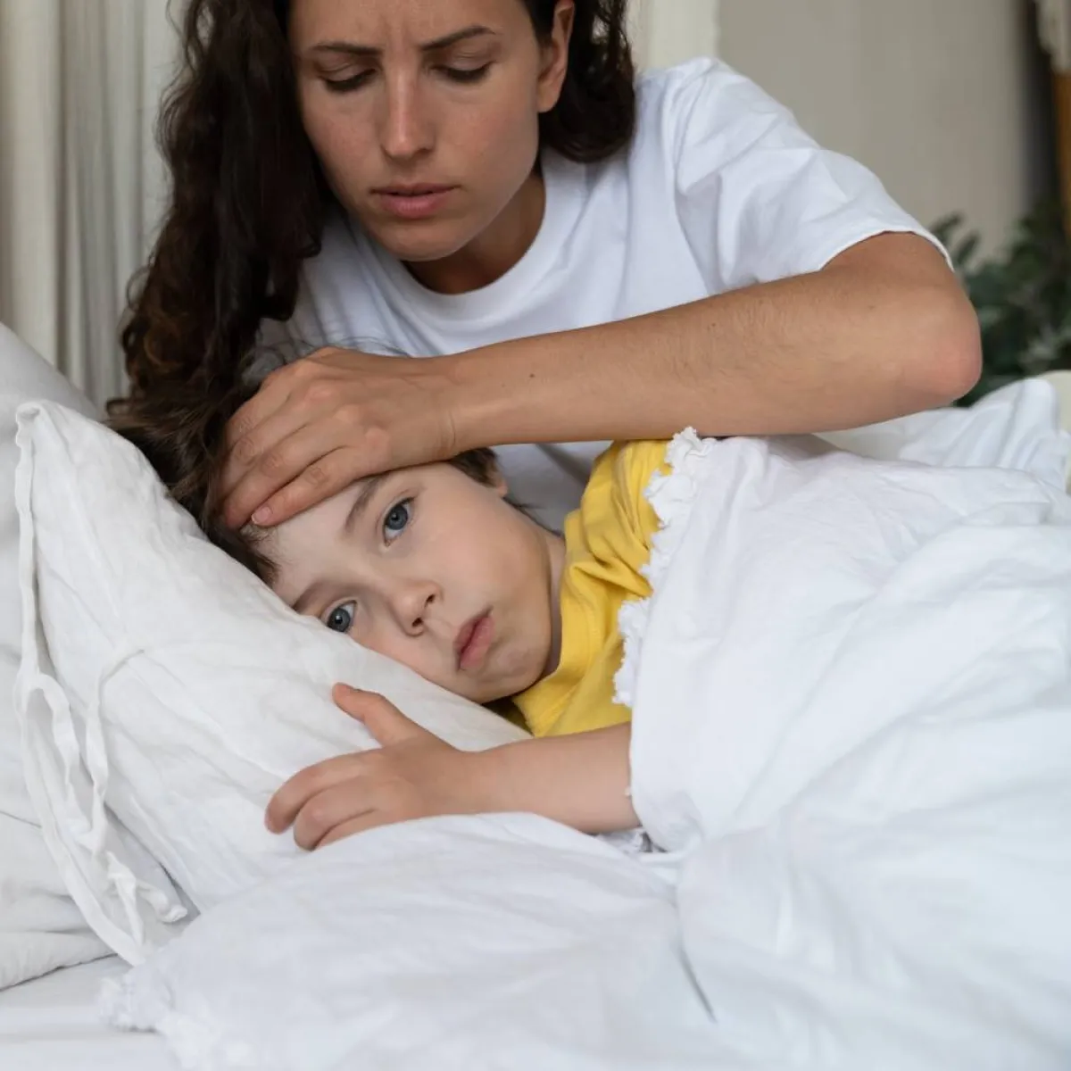 صورة لأم وطفلها المريض