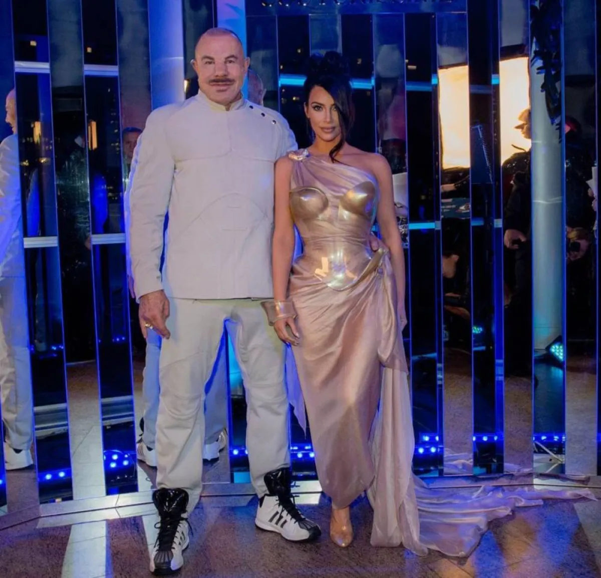 تيري موغلر إلى جانب كيم كاردشيان- الصورة من حساب تيري موغلر على انستغرام