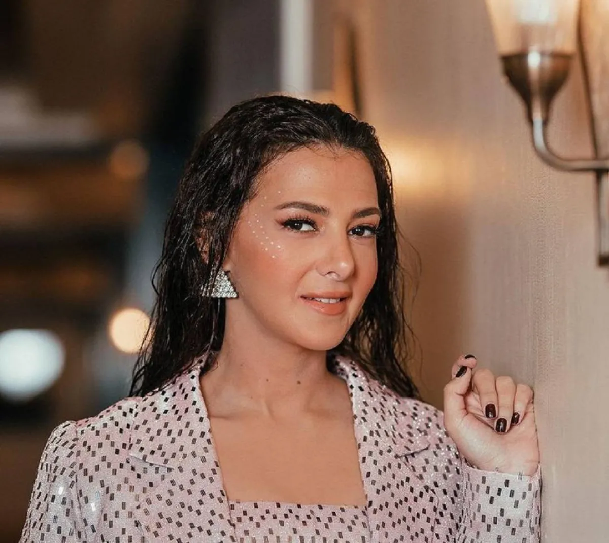 أقراط ألماس مثلثة من وحي أقراط دنيا سمير غانم-الصورة من حساب النجمة على انستغرام