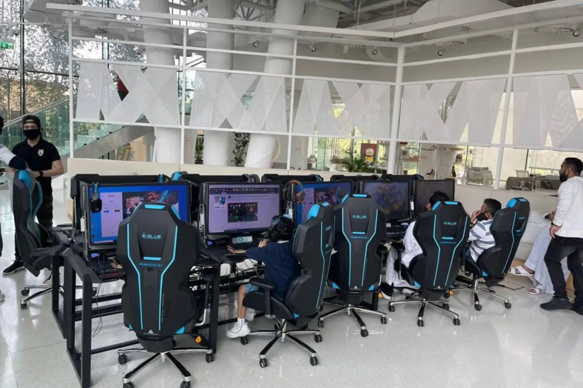 تدشين أول معرض غير ربحي لعشاق الألعاب الإلكترونية والأنمي في أبوظبي. الصورة من "وام"