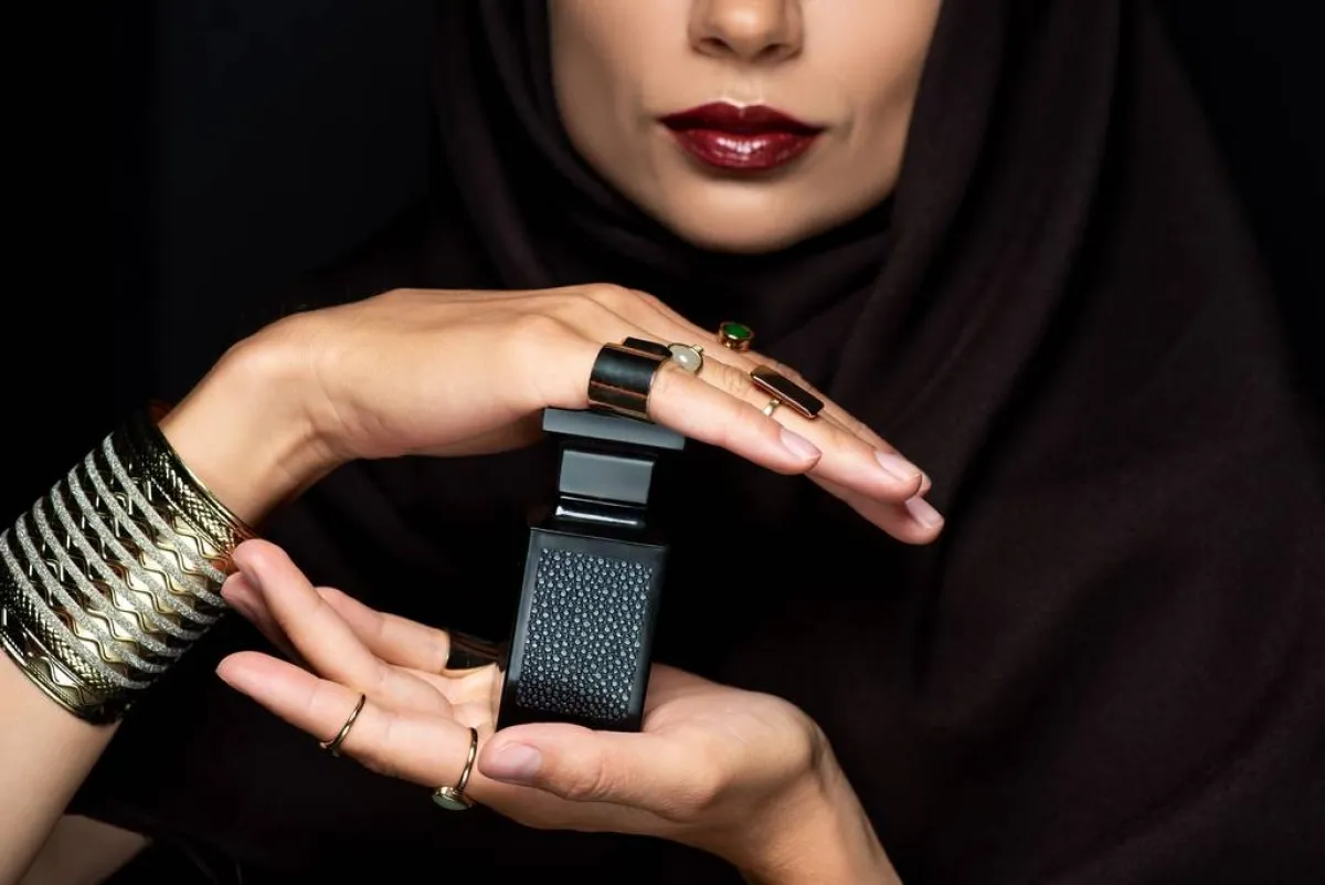 لا ينصح بالتعطّر بالعطر العربي عالي التركيز في مقرّ العمل
