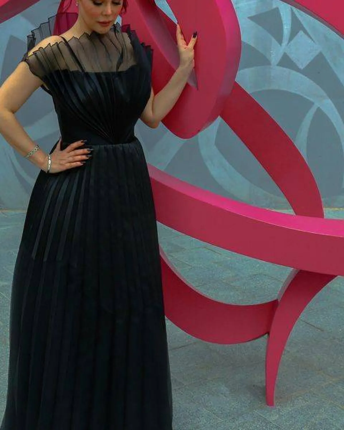 مجوهرات ذهب أبيض-الصورة من حساب النجمة رواد عليو على انستغرام