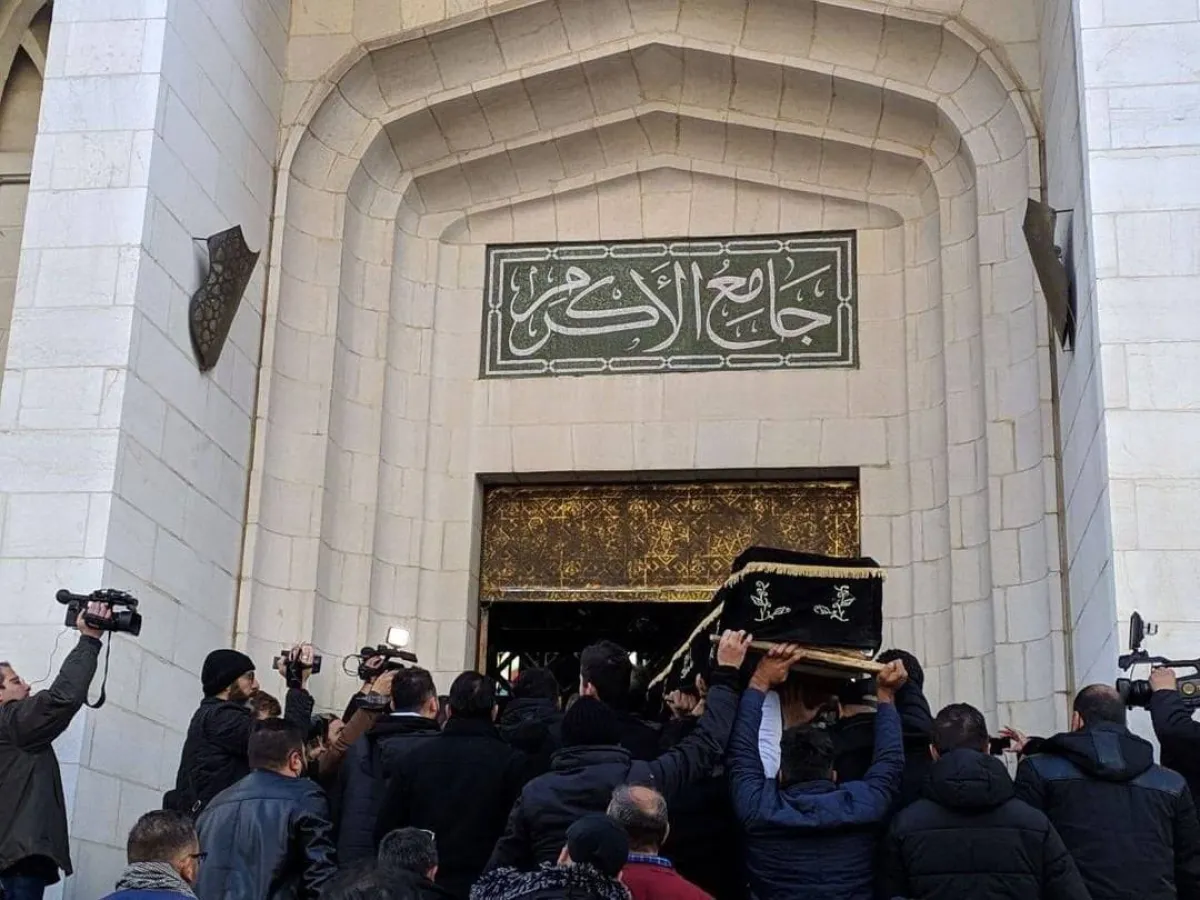 من تشييع المخرج بسام الملا 1- الصورة من إذاعة ميلودي اف ام على فيسبوك