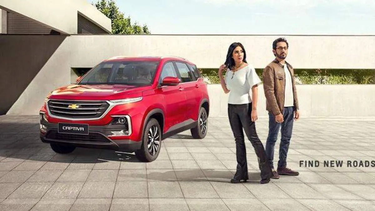 سيارات النجمين حلمي ومنى زكي خلاف شيفروليه كوبر وموريس ورانج روفر وبوشه وتويوتا وهيونداي 