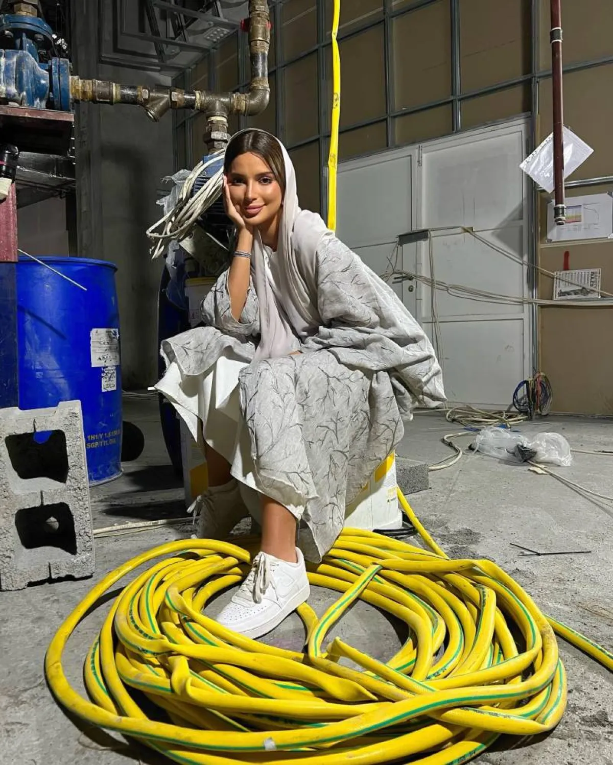 فاطمة حسام بعباية بأكمام عريضة مطرزة بالخرز باللون الفضي