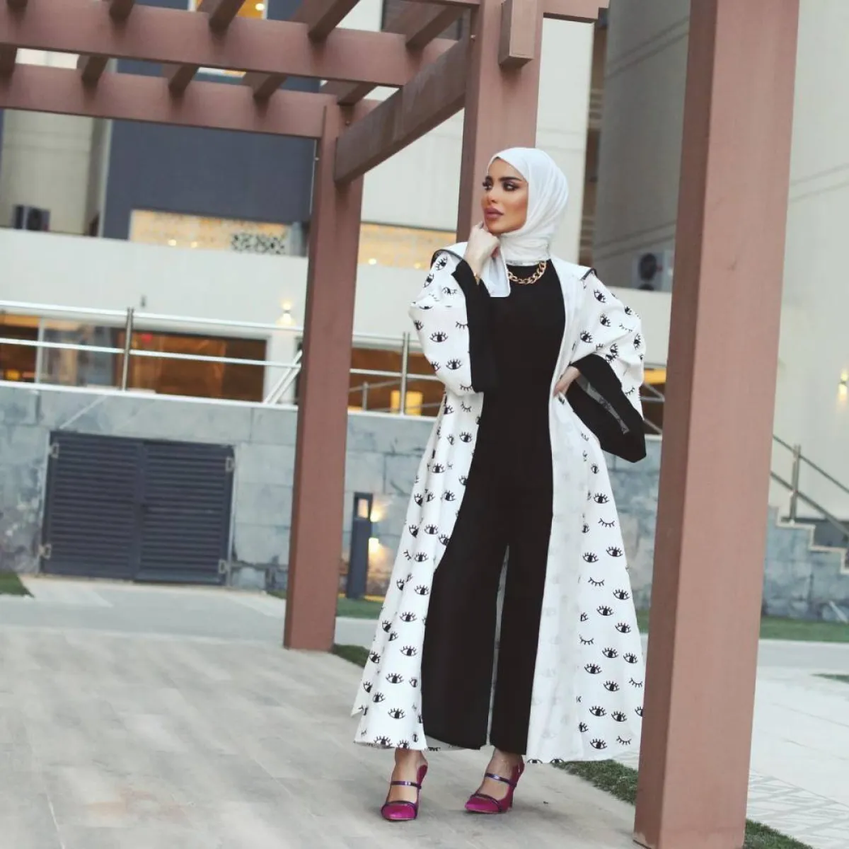 زهراء أشكناني بعباية بأكمام عريضة باللونين الأبيض والأسود مطبعة بالرسوم 