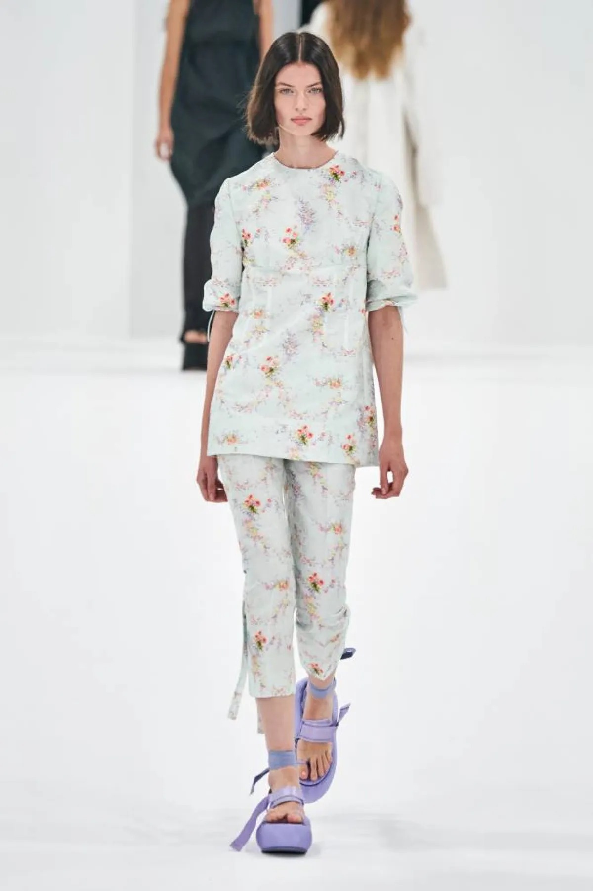 أطقم بنقشة الورود