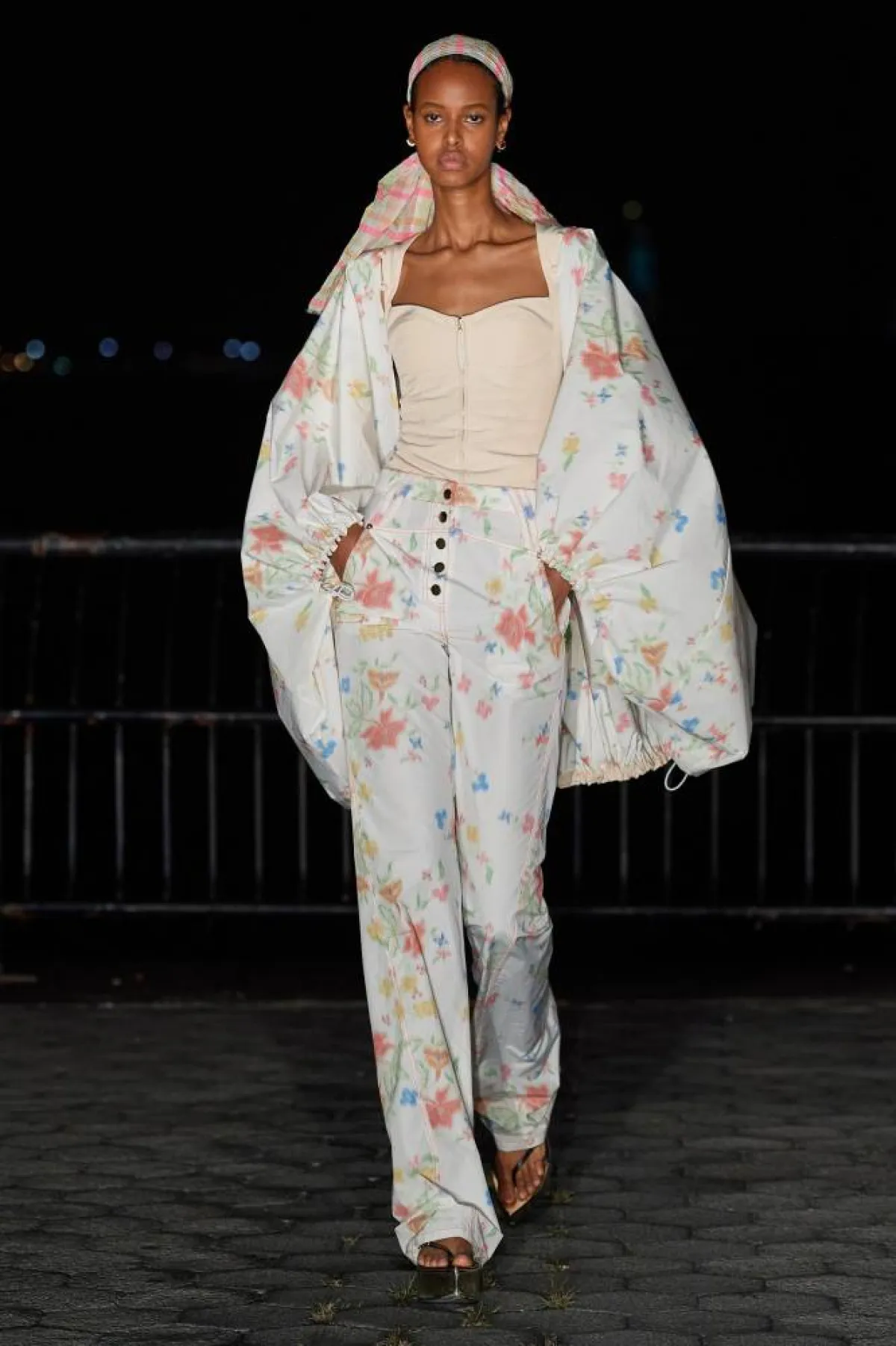 أطقم بنقشة الورود