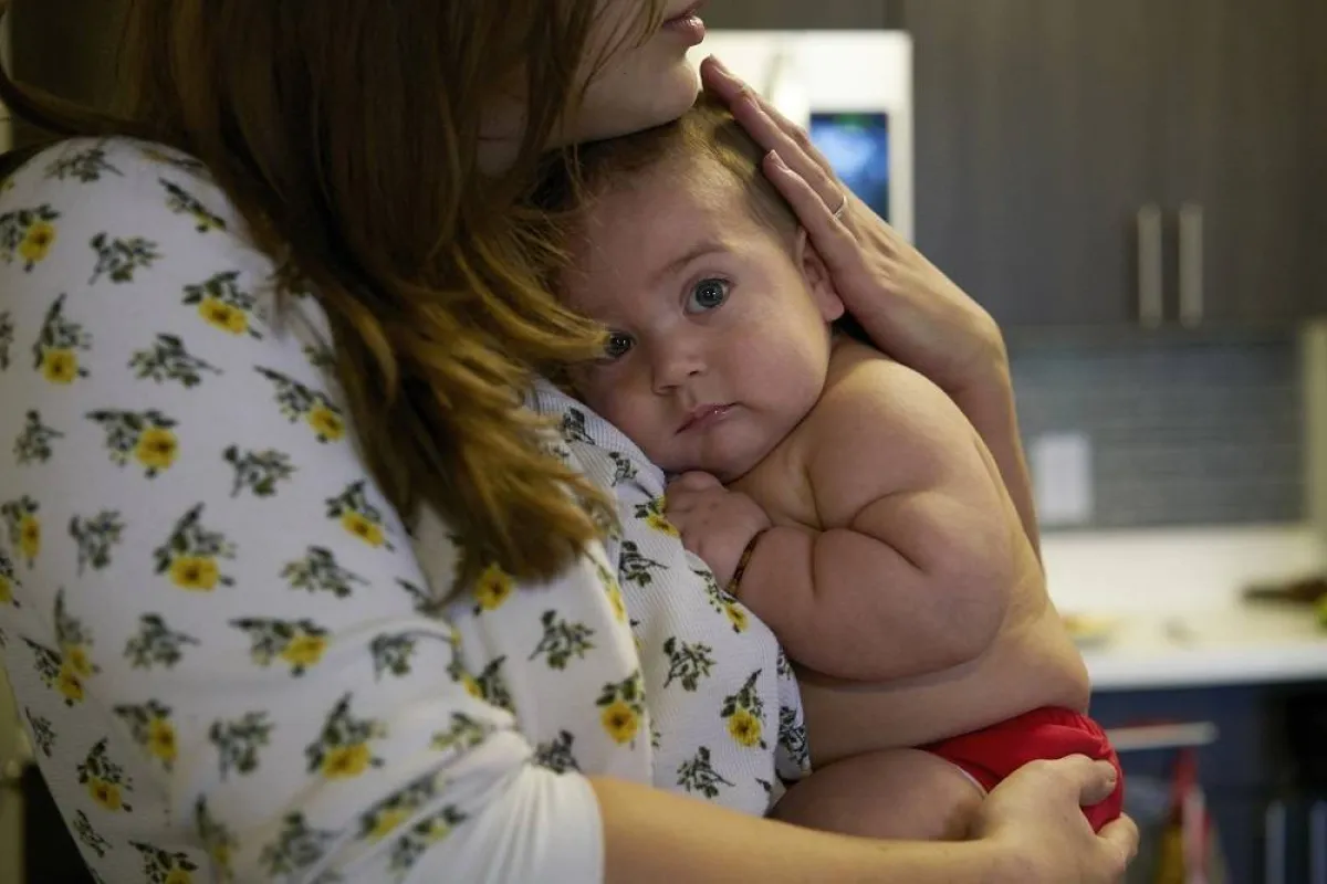 صورة لأم تحتضن طفلها