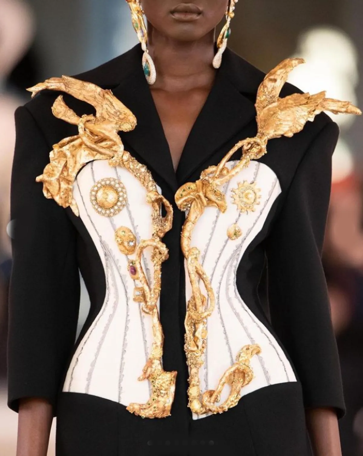 كورسيه فوق سترة لدى سكياباريللي