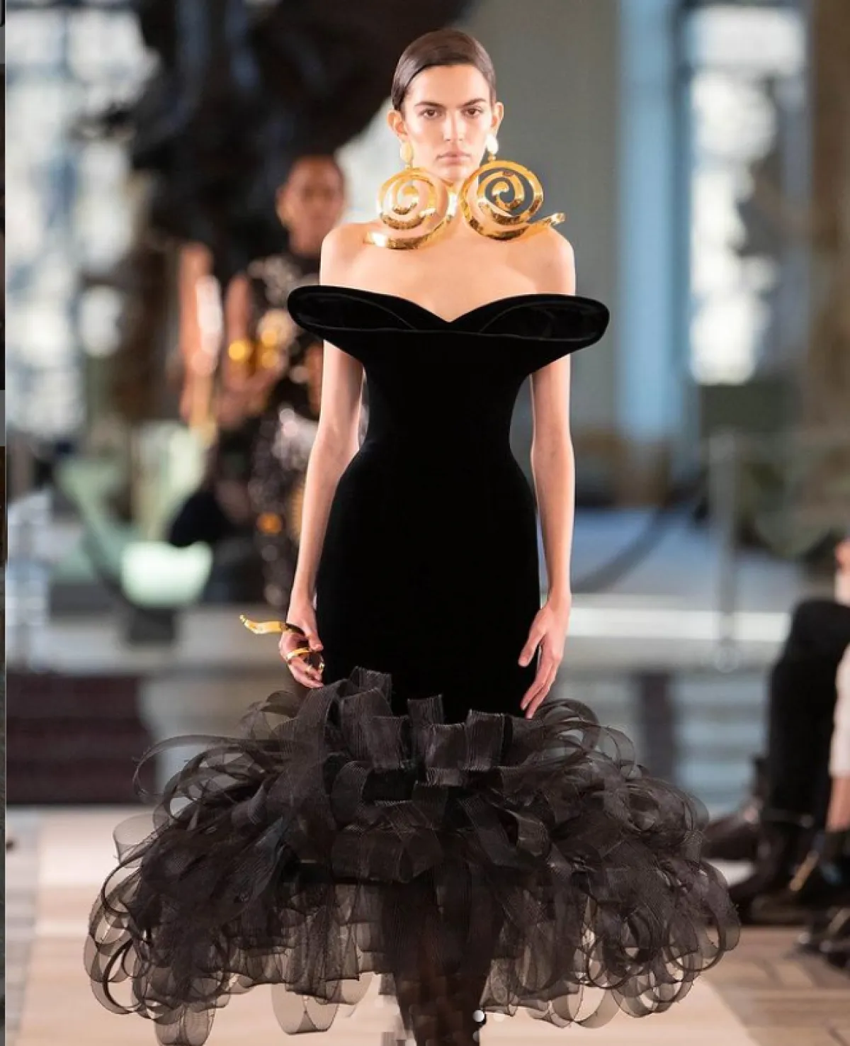 فستان أسود منسدل الأكتاف من  سكياباريللي