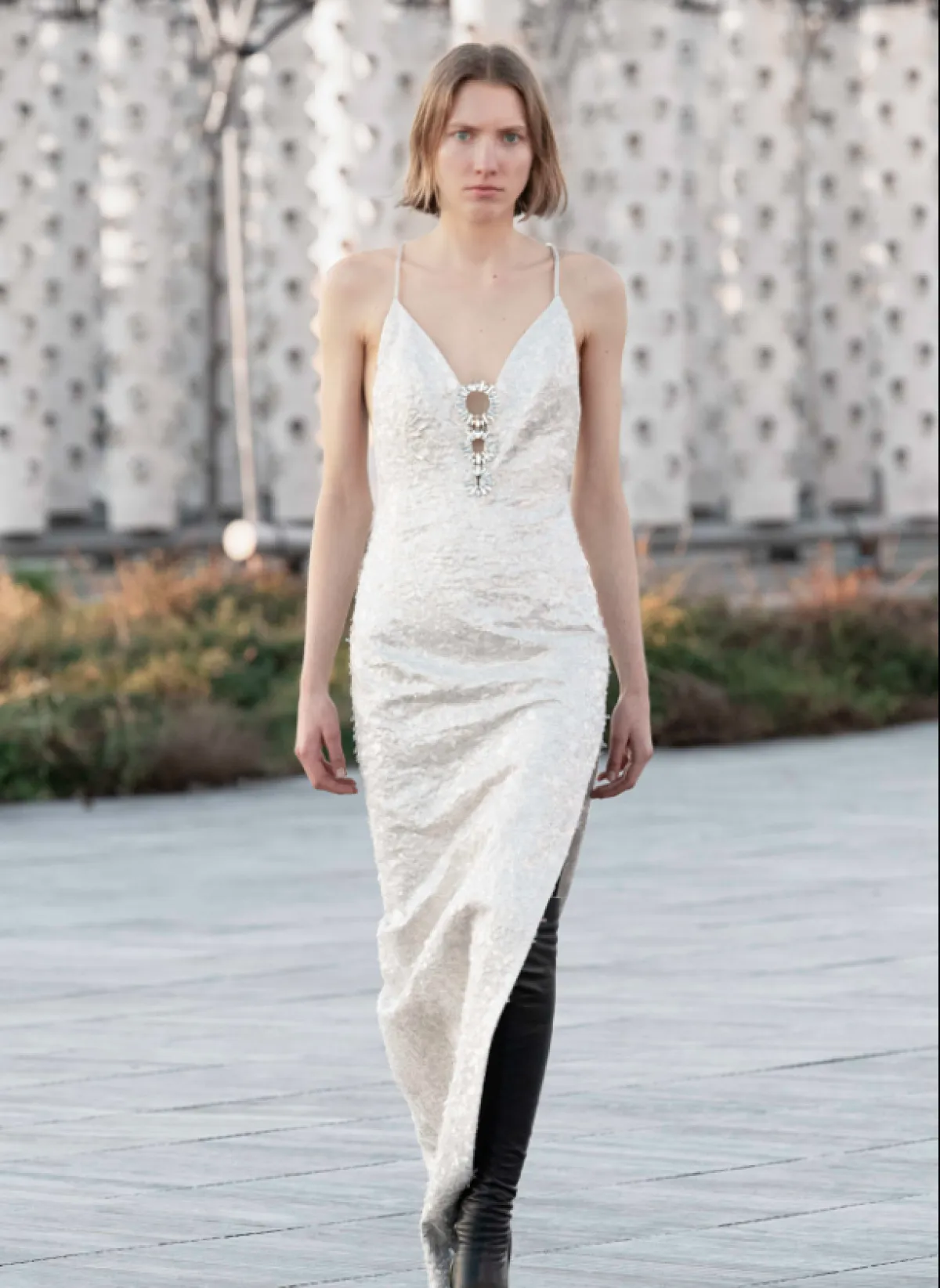 فستان أبيض من أزارو