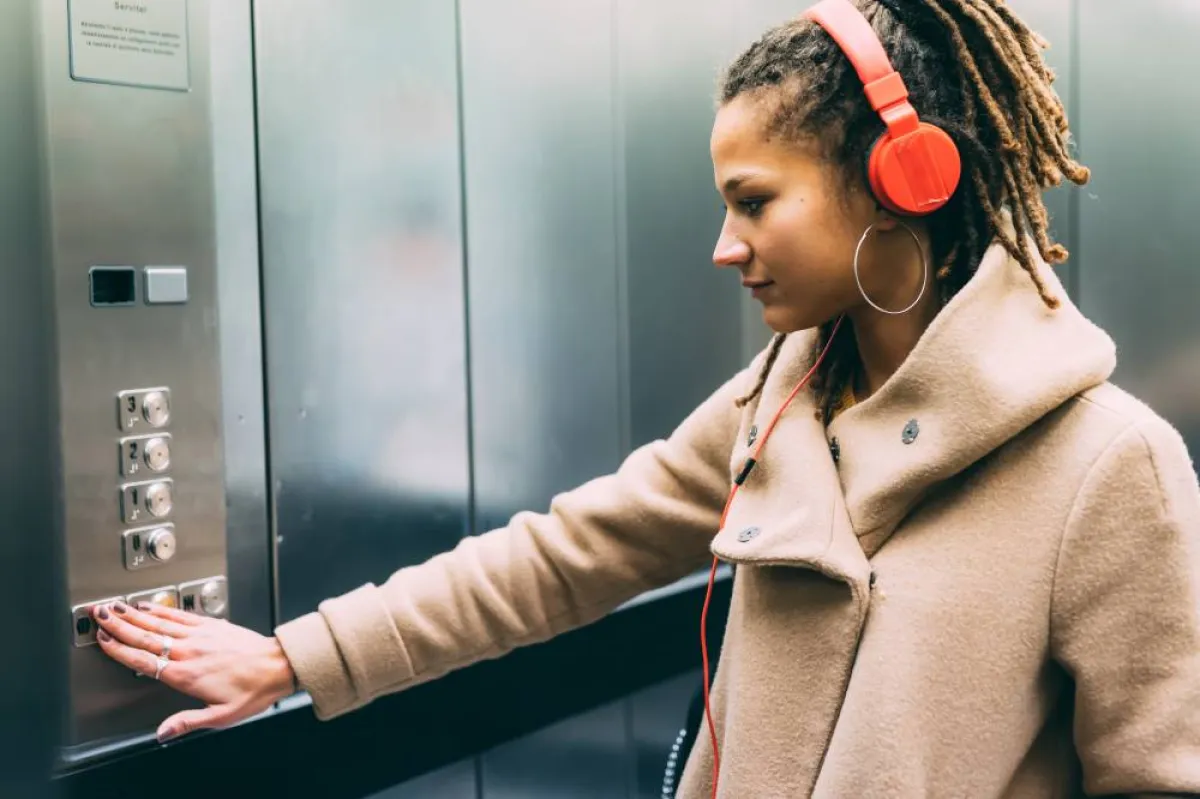 من آداب الإتيكيت، بعد الشاب عن دخول حجرة المصعد، في حضور الفتاة، بمفردها