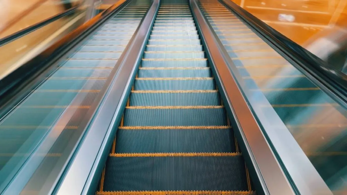 آداب صعود الدرج الكهربائي