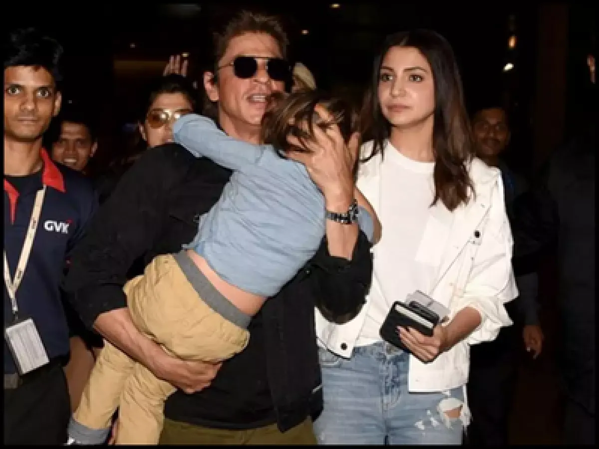 شاروخان يحمل ابنه إبراهام- الصورة من موقع Times of India