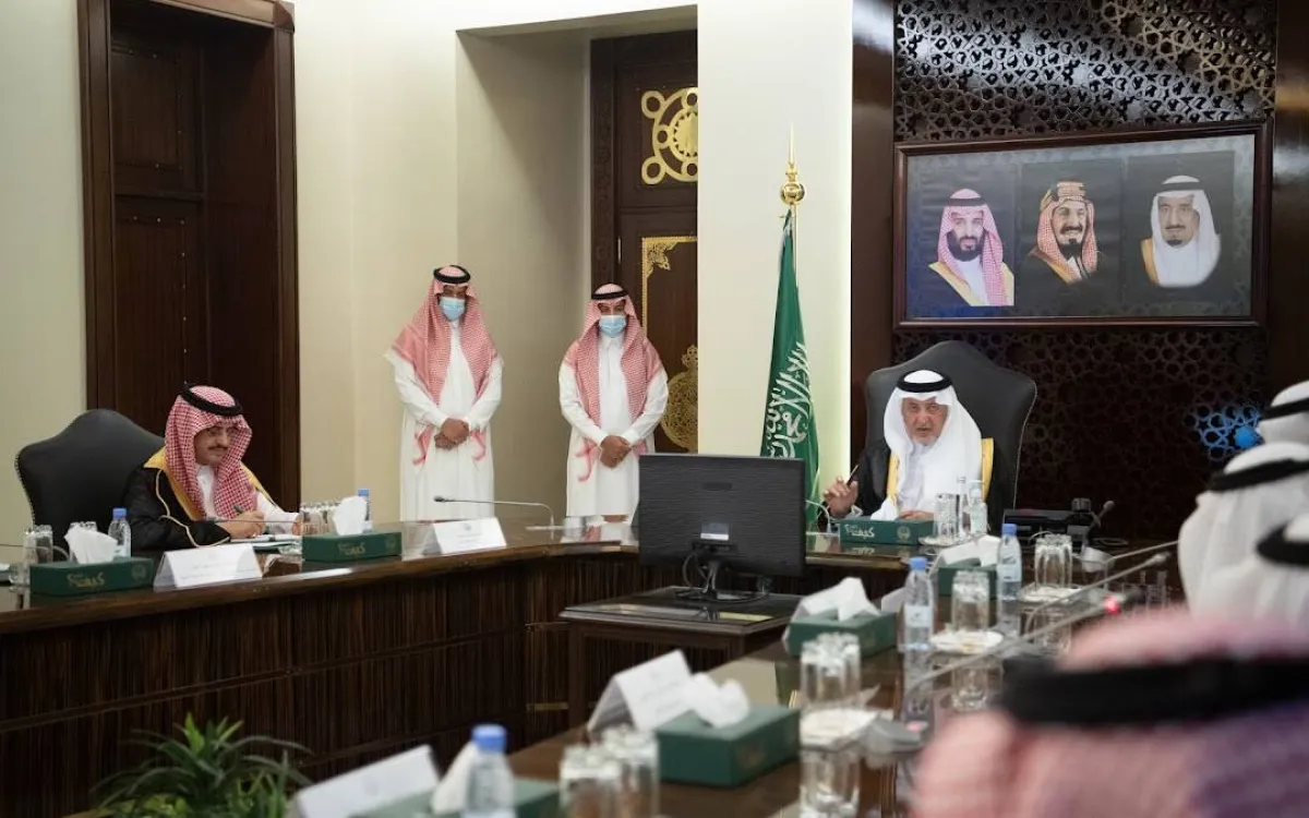 أمير منطقة مكة يُدشن مشروع النقل العام بالحافلات في الطائف