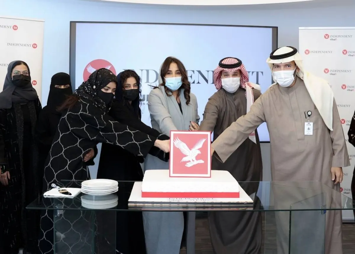 جمانا الراشد، الرئيس التنفيذي للمجموعة السعودية للأبحاث والإعلام، وعضوان الأحمري، رئيس تحرير إندبندنت عربية، يحتفلان بمرور 3 أعوام على إطلاق المنصة 