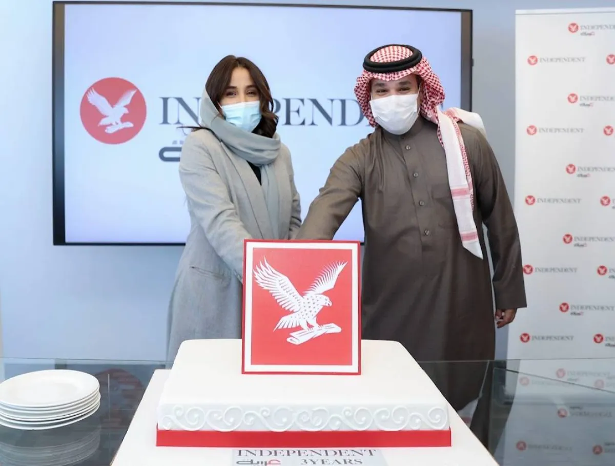 جمانا الراشد، الرئيس التنفيذي للمجموعة السعودية للأبحاث والإعلام، وعضوان الأحمري، رئيس تحرير إندبندنت عربية، يحتفلان بمرور 3 أعوام على إطلاق المنصة 