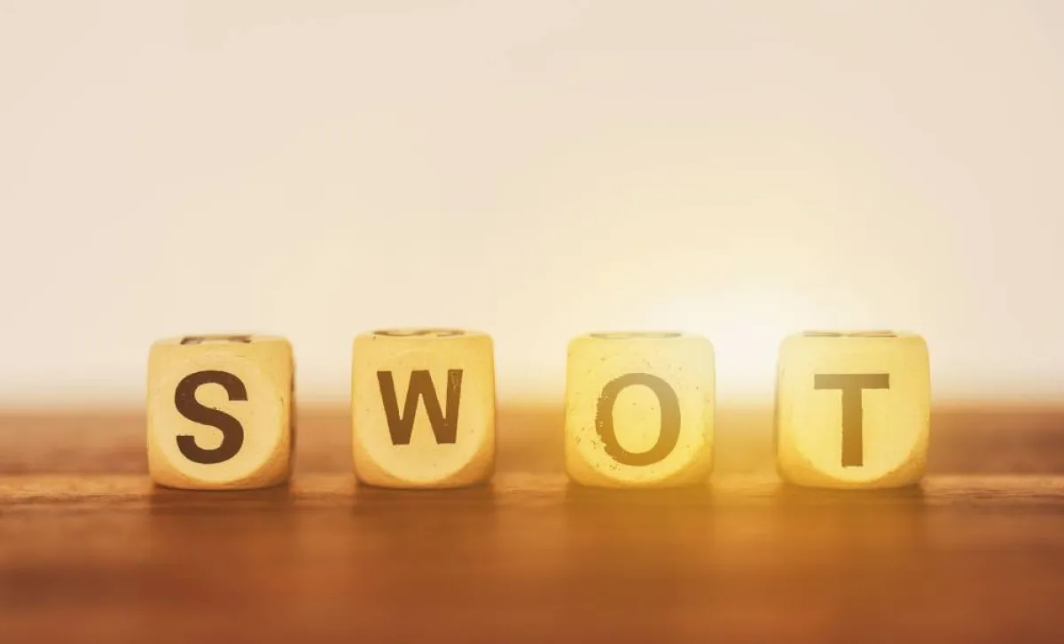 من الممكن تبادل الأفكار باستخدام العديد من الوسائل، مثل: تحليل SWOT