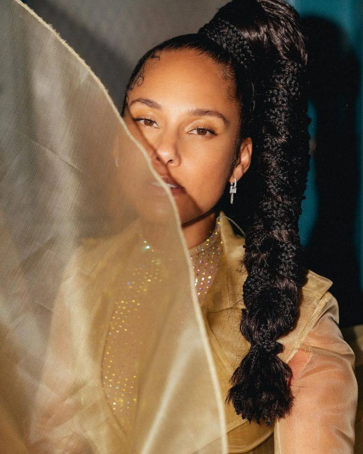 أقراط بتصميم المفتاح-الصورة من حساب أليشيا كيز على انستغرام