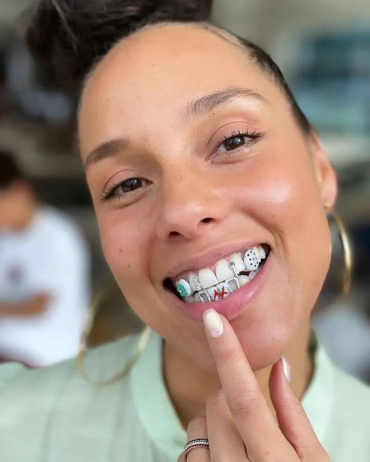 مجوهرات خاصة بالأسنان بتصميم نوتة موسيقية ومفتاح-الصورة من حساب أليشيا كيز على انستغرام