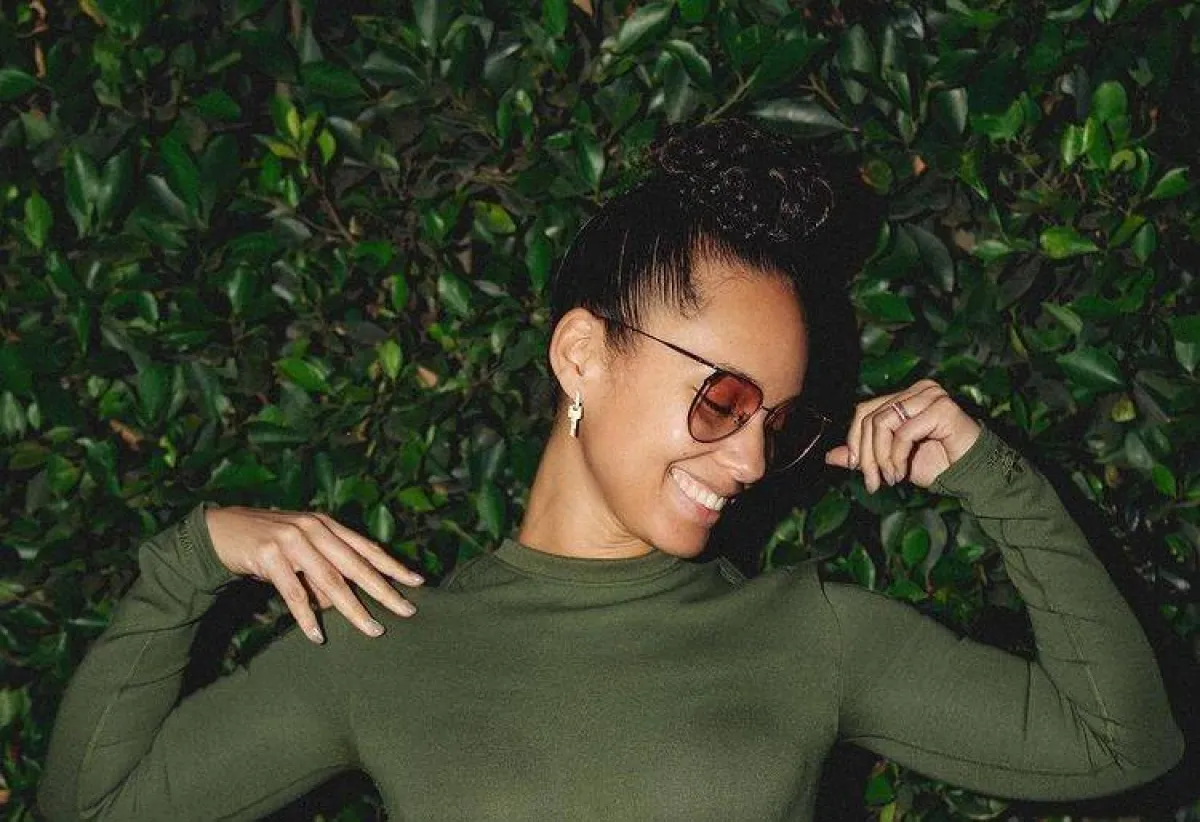 أقراط بتصميم المفتاح-الصورة من حساب أليشيا كيز على انستغرام