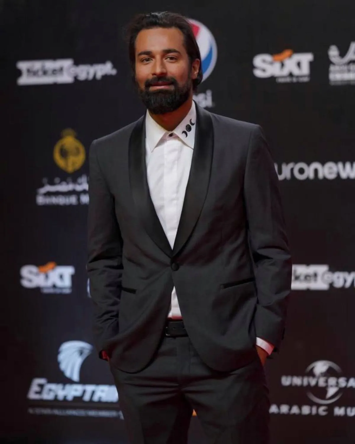 أحمد حاتم، ببدلة توكسيدو سوداء وقميص باللون الأبيض