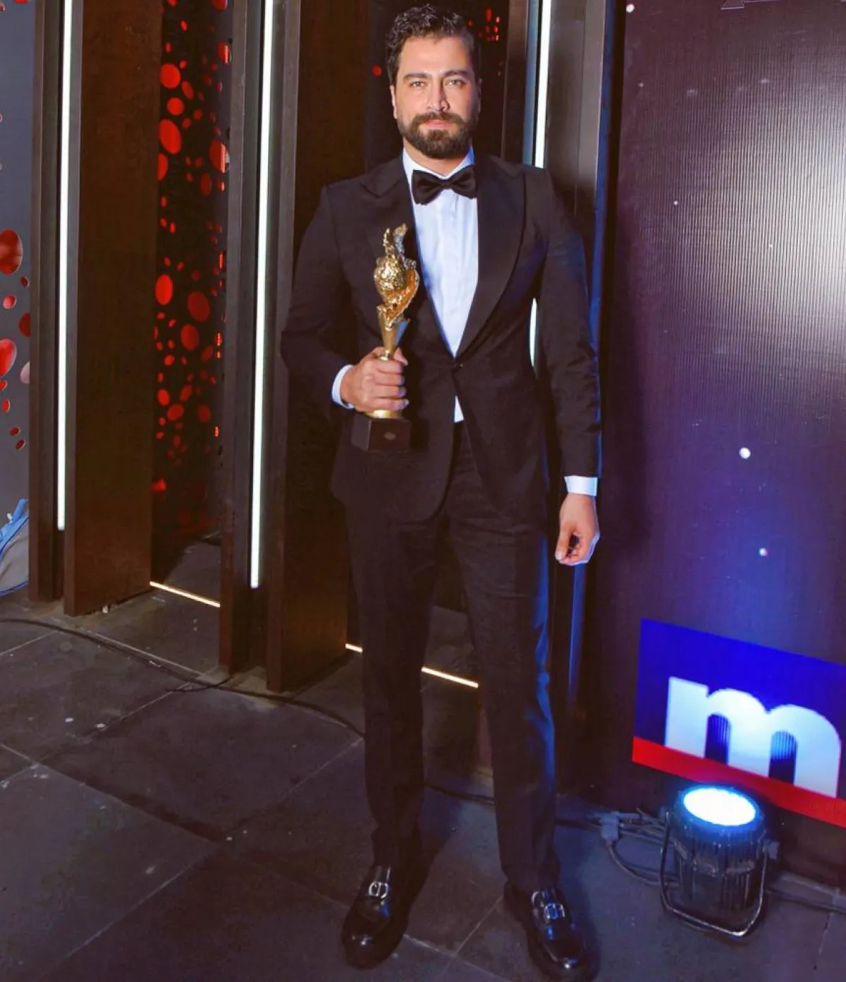 معتصم النهار، ببدلة توكسيدو سوداء مع قميص باللون الأبيض