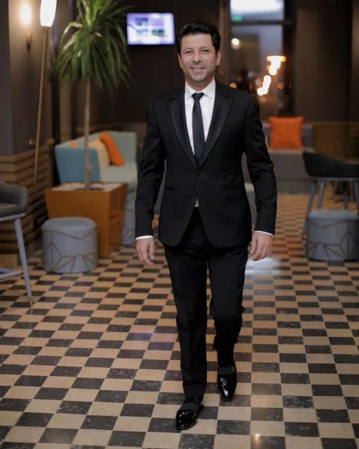 إياد نصار، ببدلة توكسيدو سوداء مع ربطة عنق سوداء وقميص أبيض