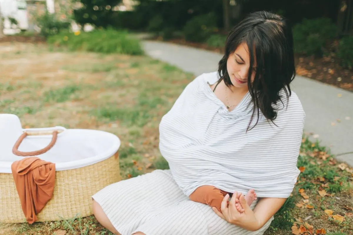 صورة لأم ترضع مولودها