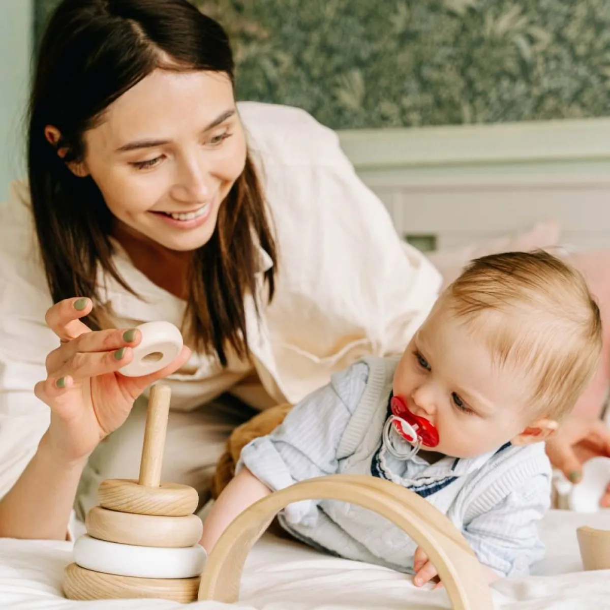 صورة لأم تلعب مع طفلها