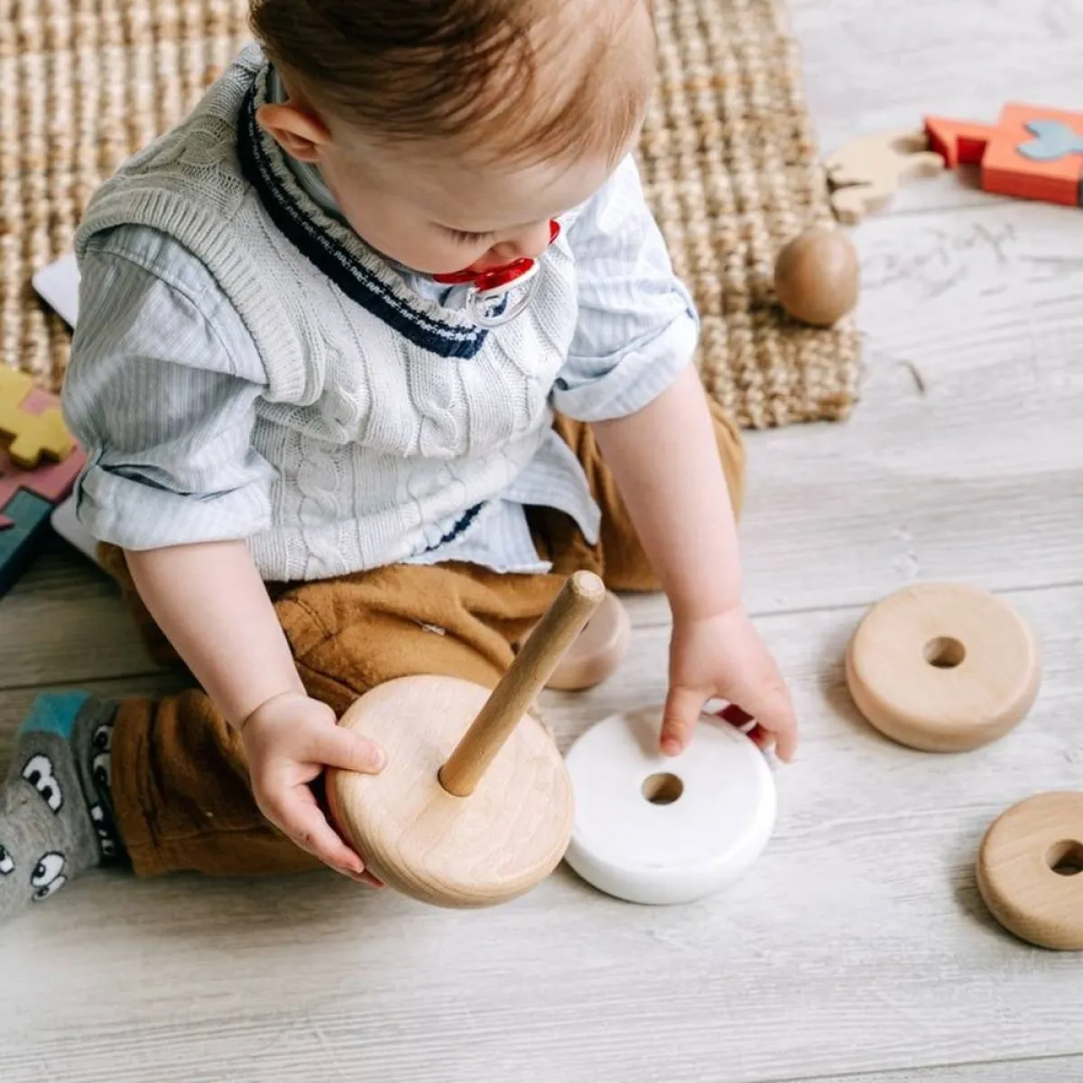 صورة لطفل يلعب