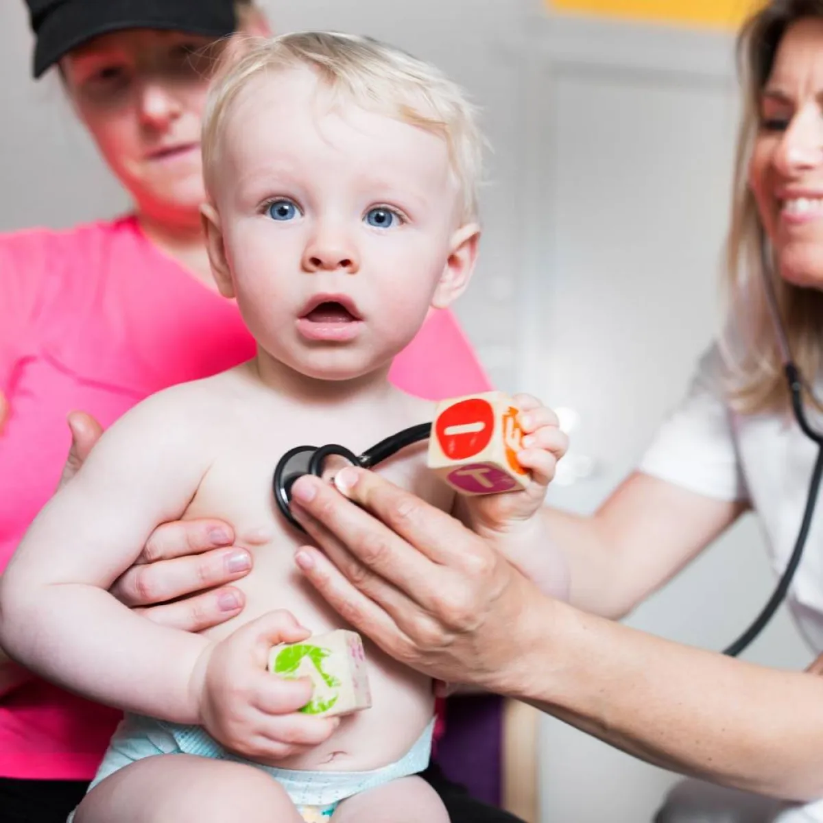 صورة لطفل وطبيبة