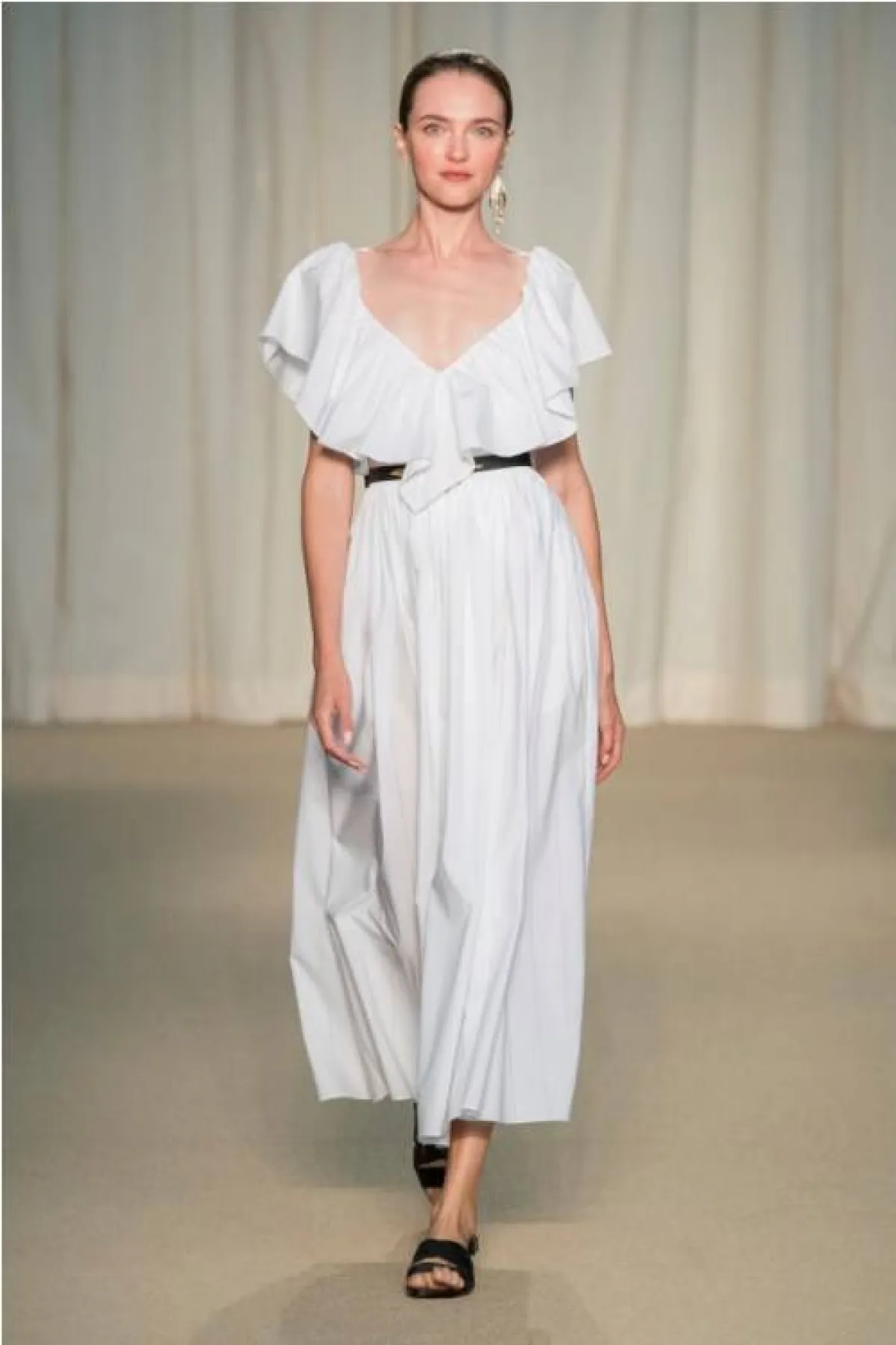 الفستان باللون الأبيض من آدم ليبس  Adam Lippes