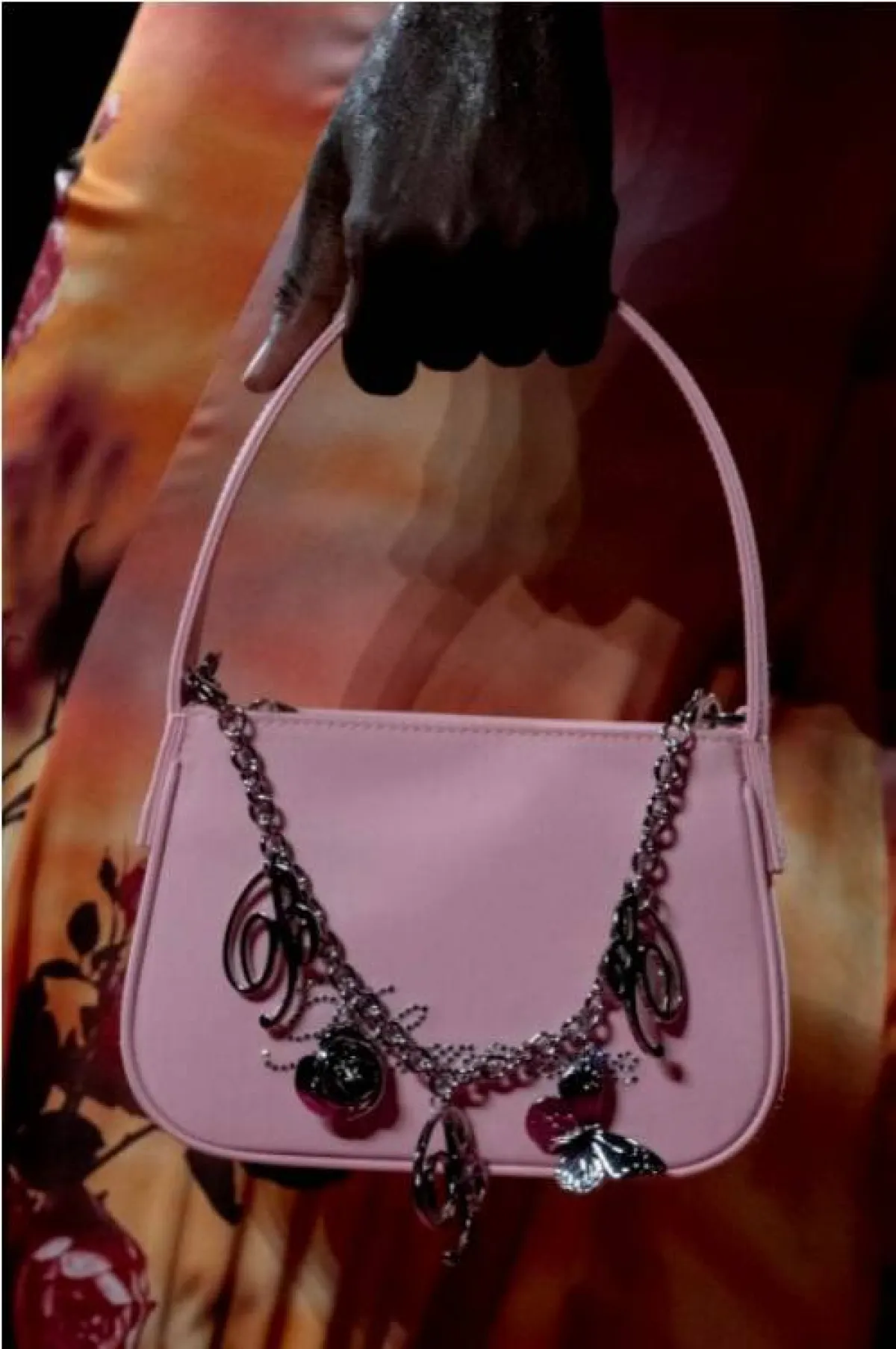 حقبة يد باللون الزهري من بلومارين  Blumarine