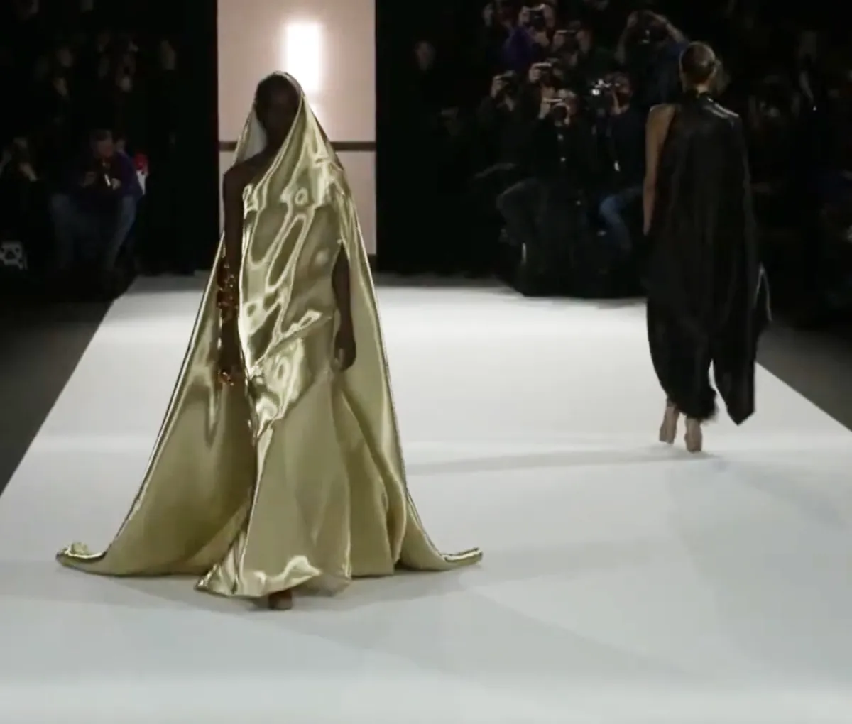 فستان لاميه من ستيفان رولان