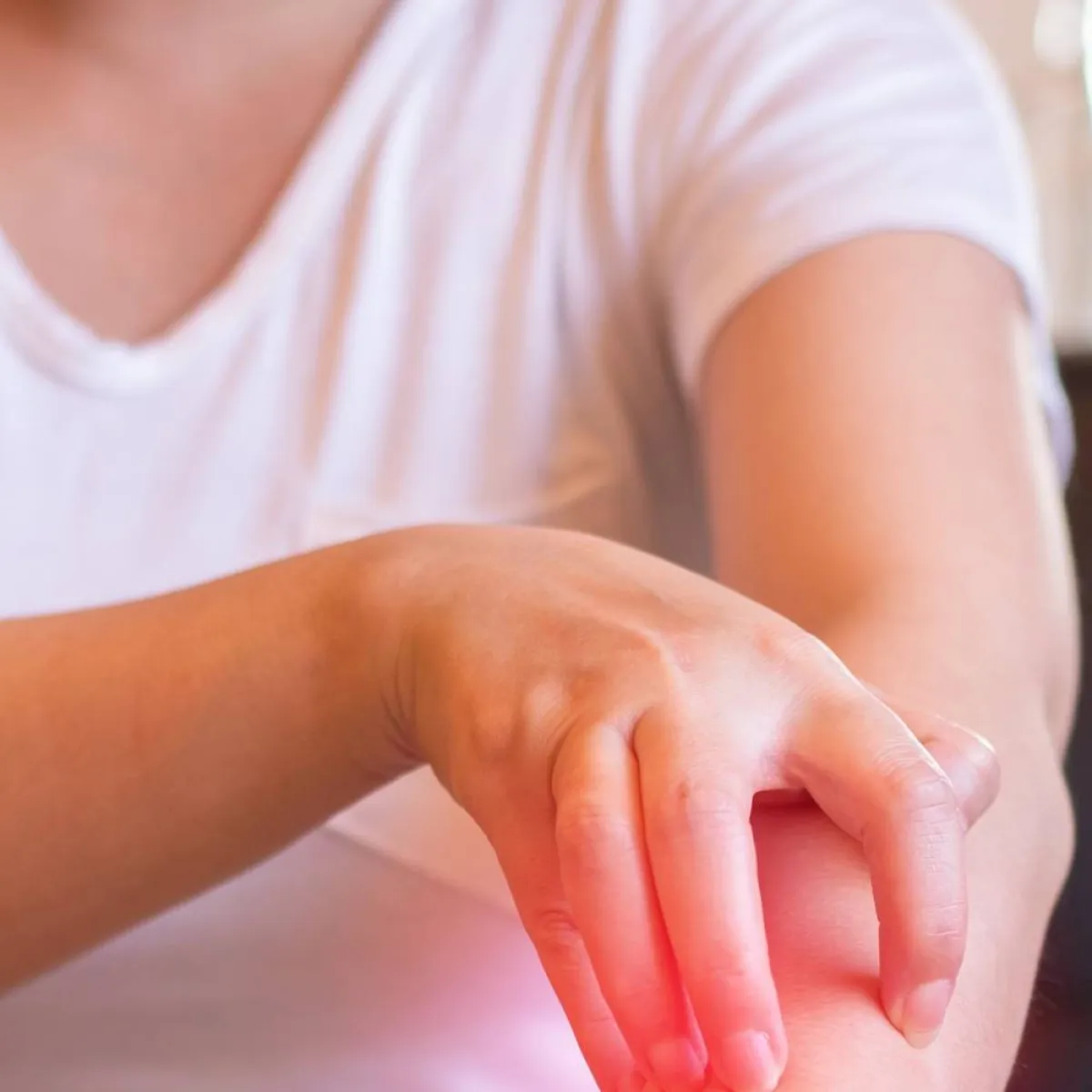 صورة لحامل تهرش يديها