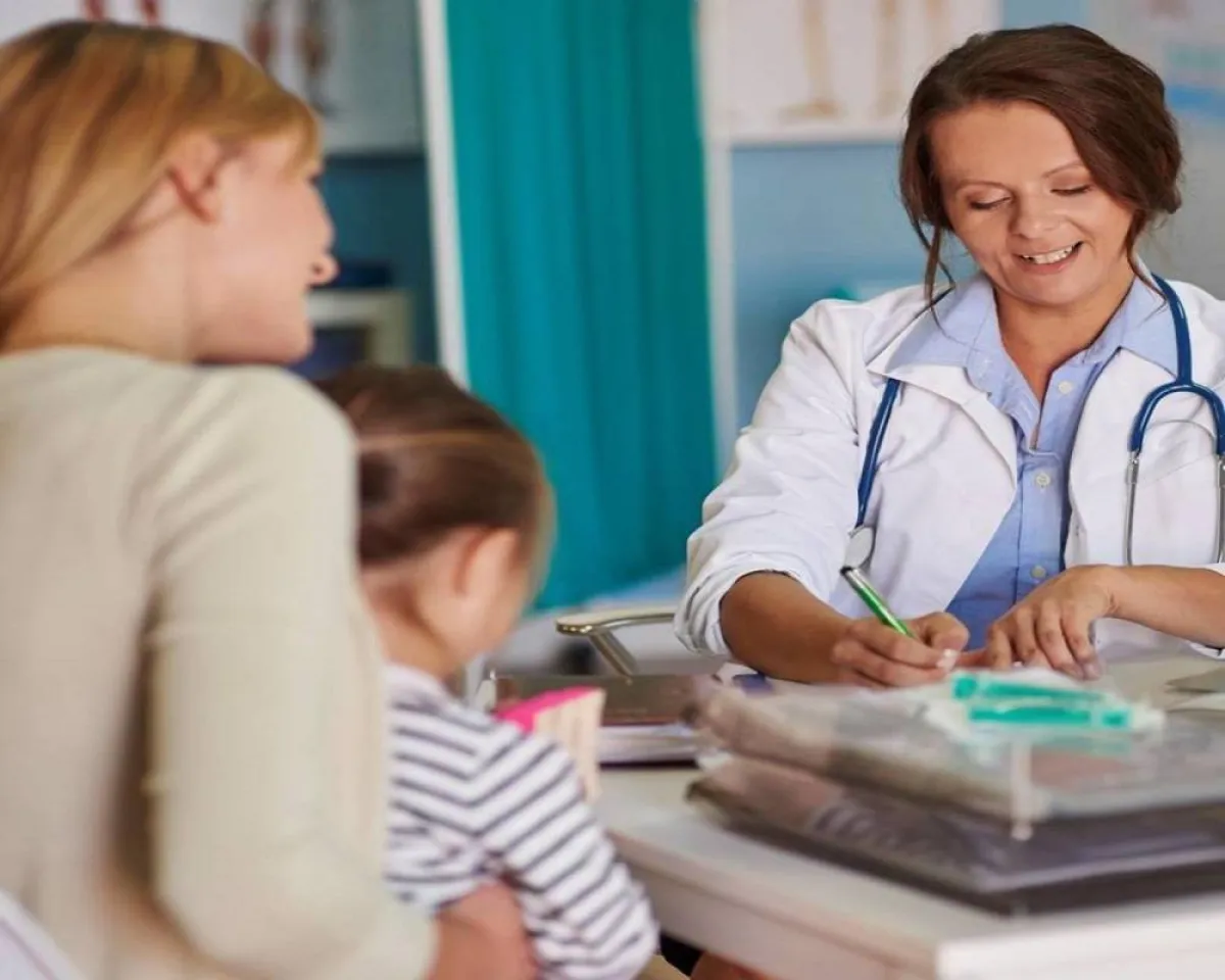 صورة لطبيبة تقوم بتشخيص ألم الصدر