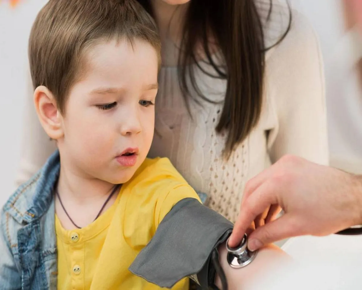 صورة لطفل يعاني من ضغط الدم