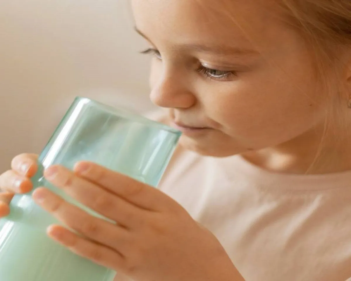 صورة لطفلة تتناول الماء