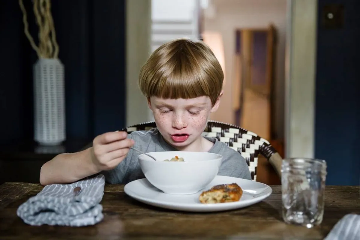 صورة لطفل يتناول الفول المسلوق