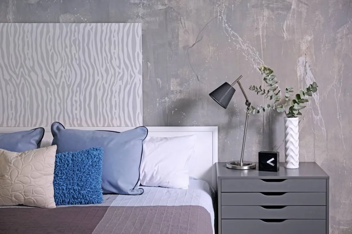 ساعة منضدية في غرفة النوم