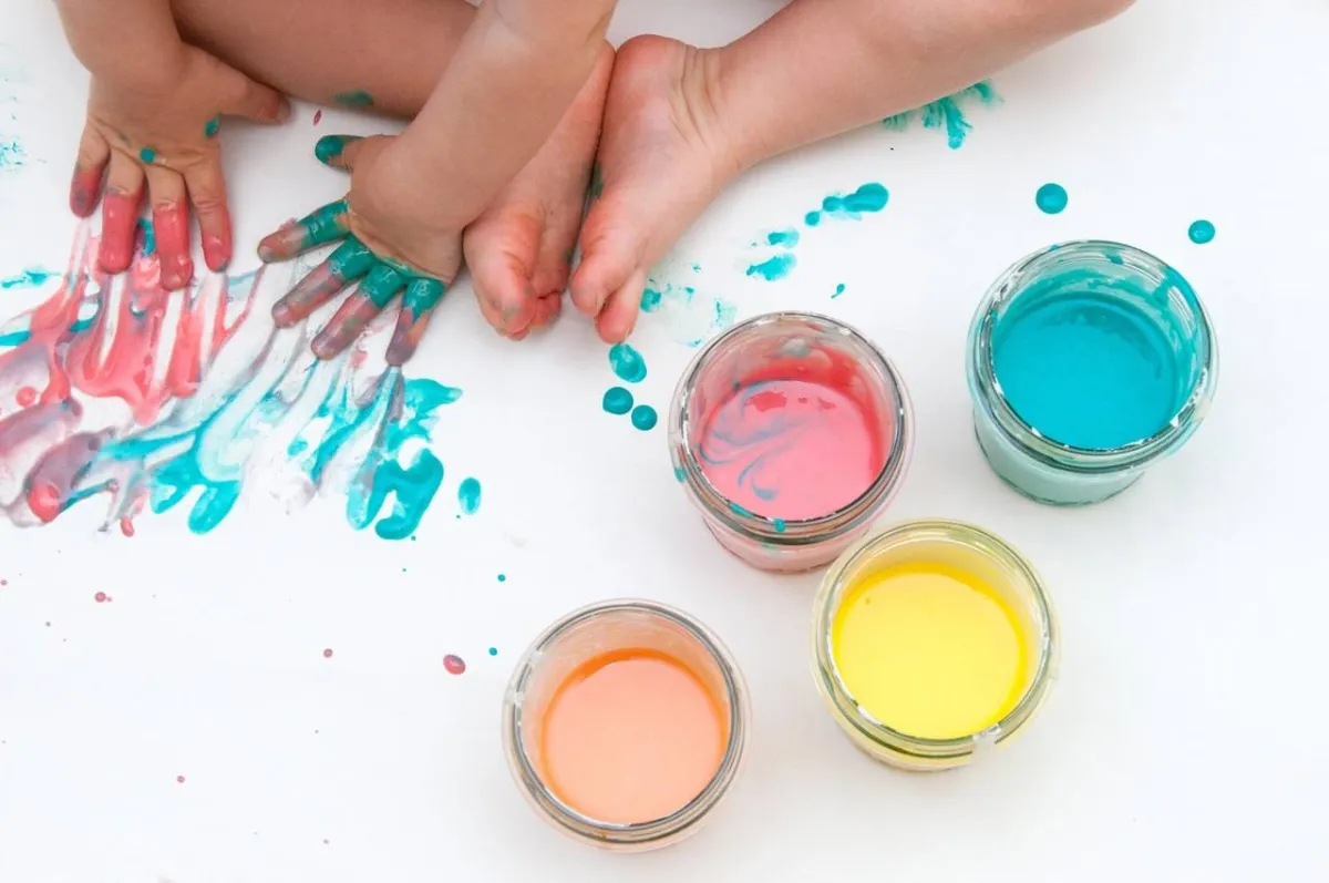 صورة لأطفال يلعبون بالدهانات