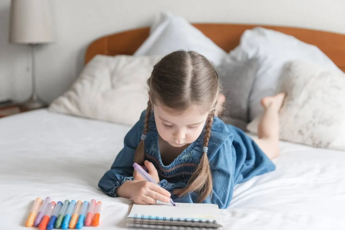 صورة لطفلة تلهو بالألوان