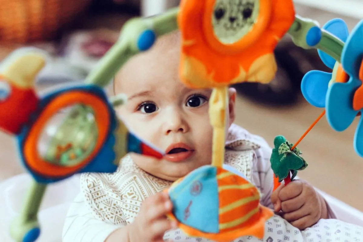 صورة لطفل منبهر بالألوان