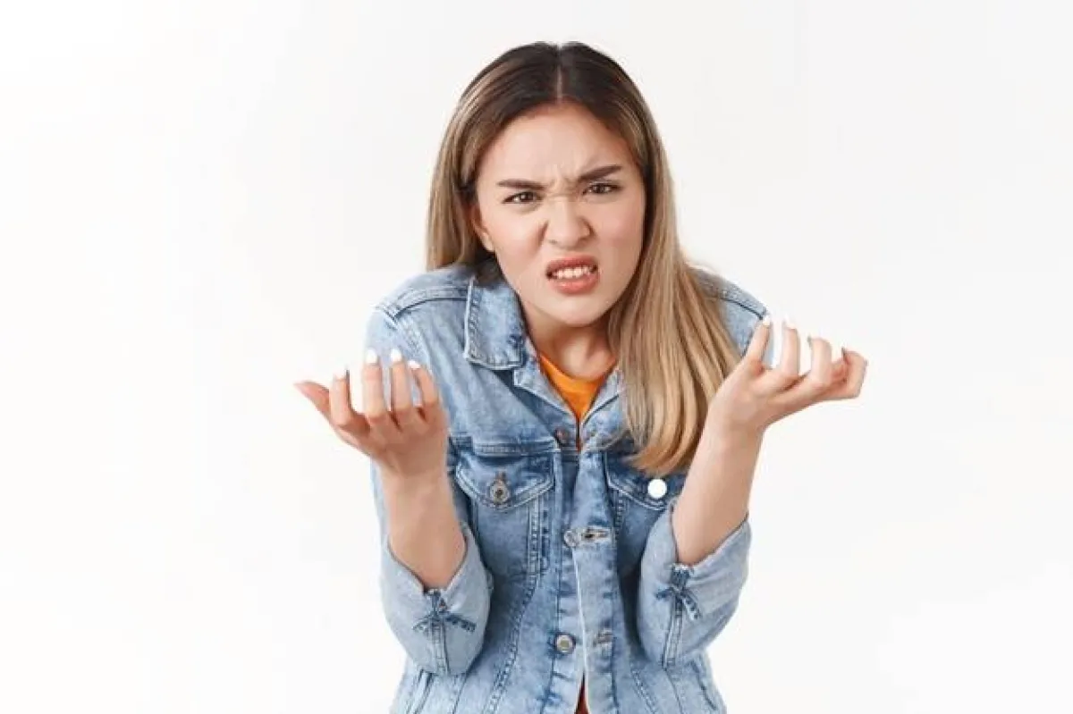 تتسبب البارانويا في الاندفاع والعدوانية تجاه الآخرين