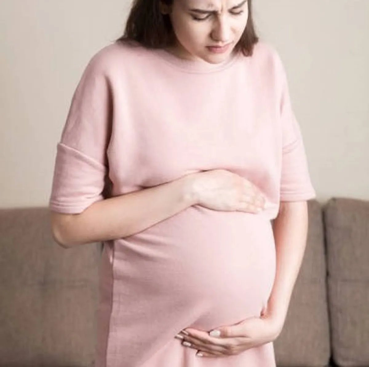 صورة تعبر عن حامل تتوجع