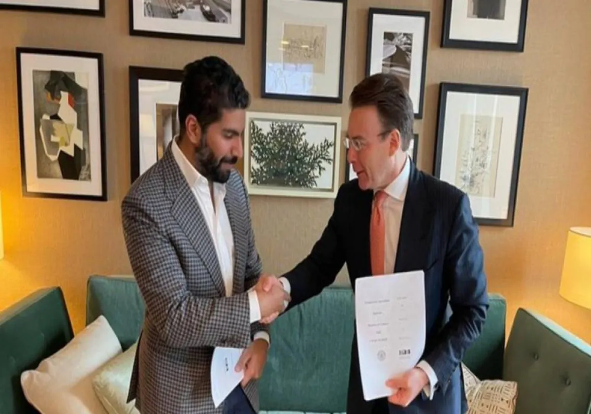 وزير الثقافة السعودي والرئيس المشارك لمجموعة سيرك "دو سوليه" عقب توقيع الاتفاقية في نيويورك- الصورة من Asharqnews